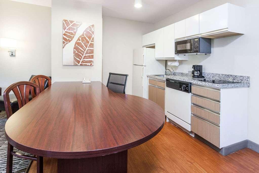Mainstay Suites Detroit أوبورن هيلز الغرفة الصورة